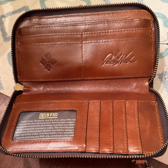 Patricia Nash Floral Crossbody Bag - Tan and Red - Picture 3 of 6